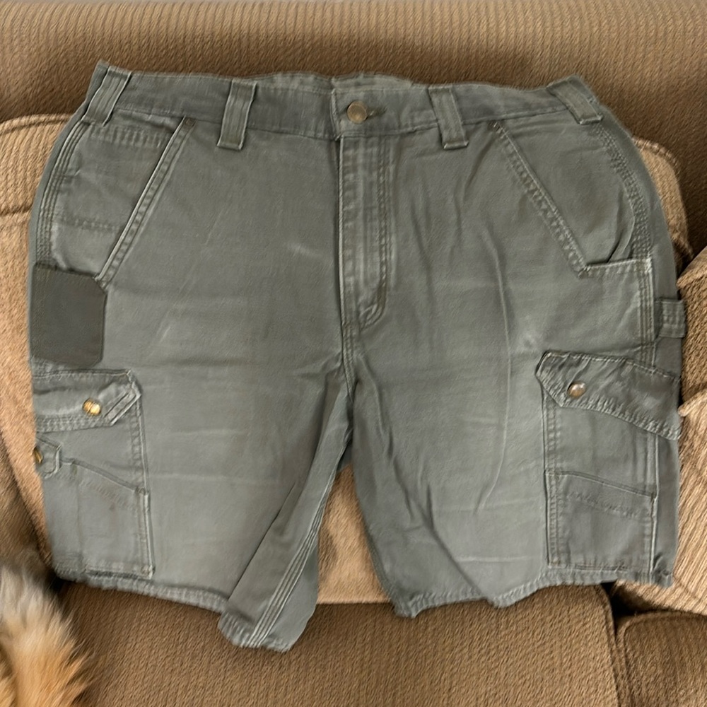 Men’s vintage Carhartt cargo utility shorts, size 34, green duck.